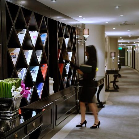 더 가브리엘 카이로 외부 사진 A hotel maid in Singapore