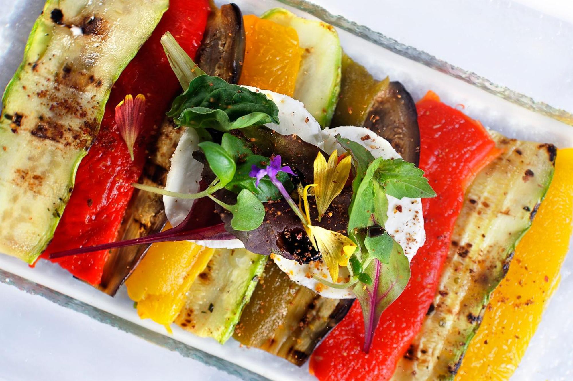 더 가브리엘 카이로 외부 사진 A grilled vegetable salad