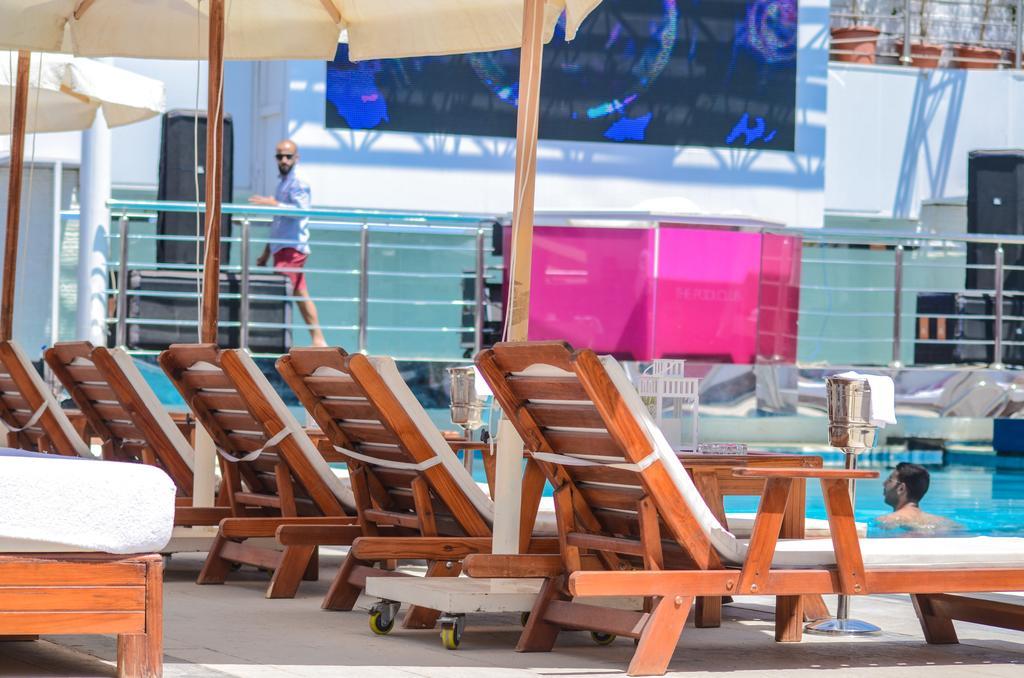 더 가브리엘 카이로 외부 사진 A row of lounge chairs on a cruise ship