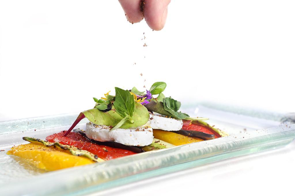더 가브리엘 카이로 외부 사진 A salad being seasoned with salt