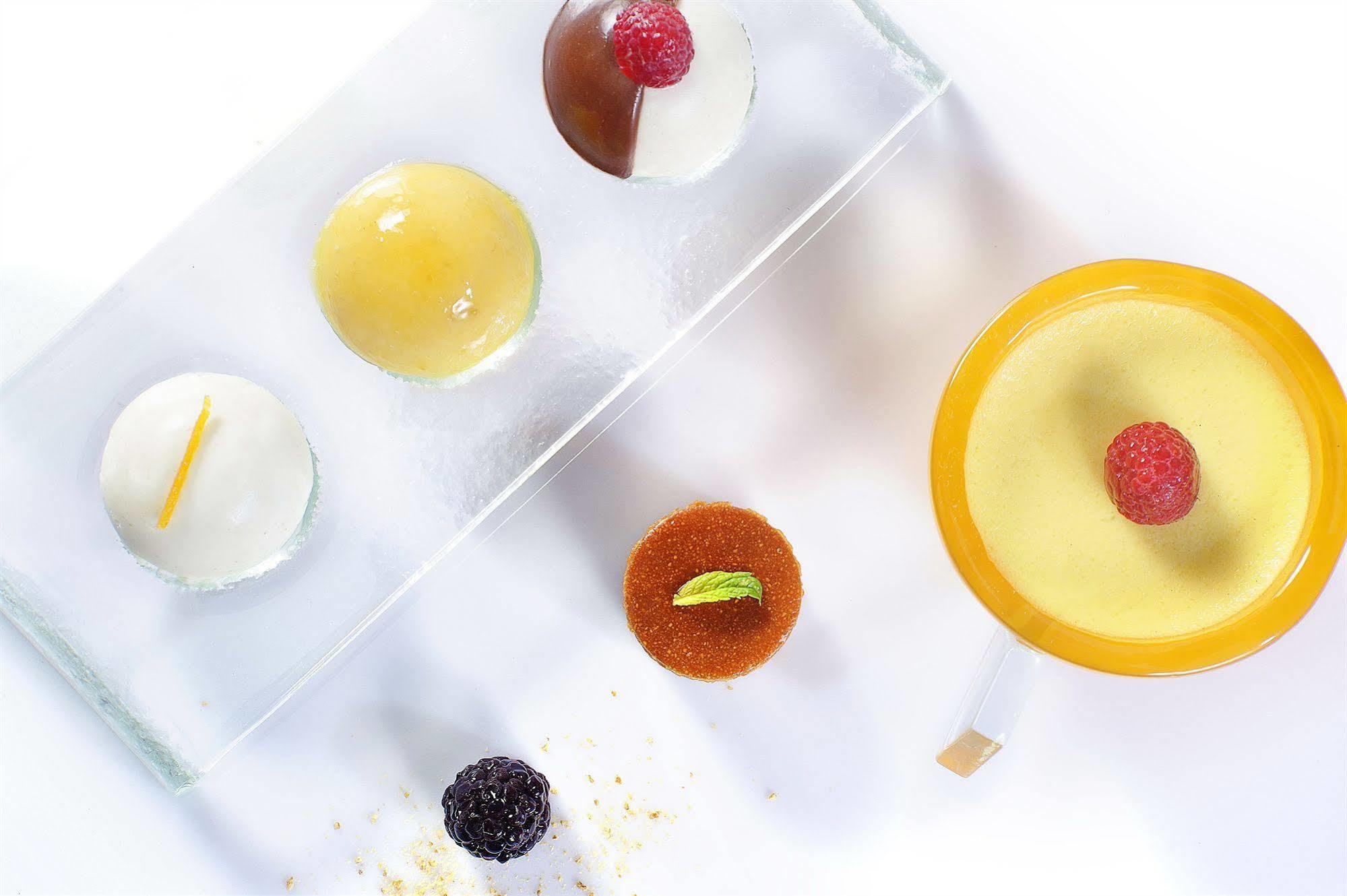 더 가브리엘 카이로 외부 사진 A selection of petits fours